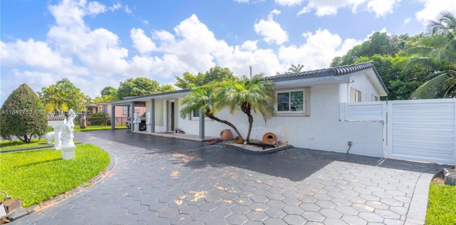 House in Hialeah, Florida 5 bedrooms, 172.8 sq.m. № 1848333