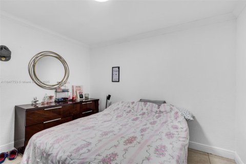 House in Hialeah, Florida 5 bedrooms, 172.8 sq.m. № 1848333 - photo 16