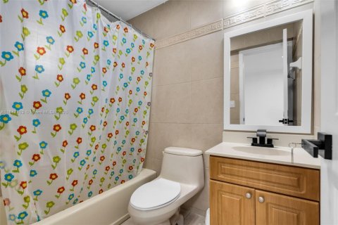 House in Hialeah, Florida 5 bedrooms, 172.8 sq.m. № 1848333 - photo 14