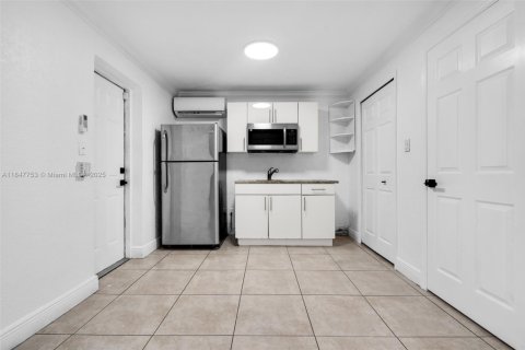 House in Hialeah, Florida 5 bedrooms, 172.8 sq.m. № 1848333 - photo 23
