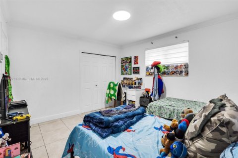 House in Hialeah, Florida 5 bedrooms, 172.8 sq.m. № 1848333 - photo 11