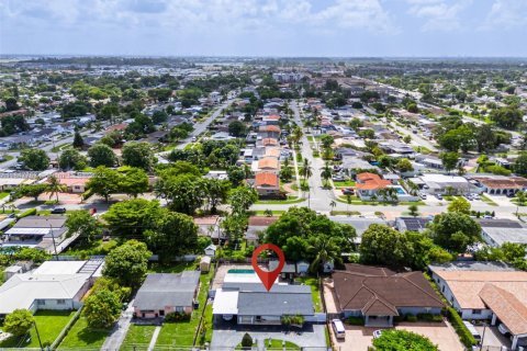 House in Hialeah, Florida 5 bedrooms, 172.8 sq.m. № 1848333 - photo 2