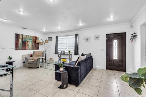 House in Hialeah, Florida 5 bedrooms, 172.8 sq.m. № 1848333 - photo 4