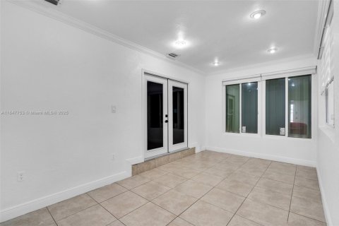 House in Hialeah, Florida 5 bedrooms, 172.8 sq.m. № 1848333 - photo 21