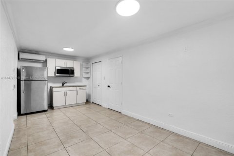 House in Hialeah, Florida 5 bedrooms, 172.8 sq.m. № 1848333 - photo 24