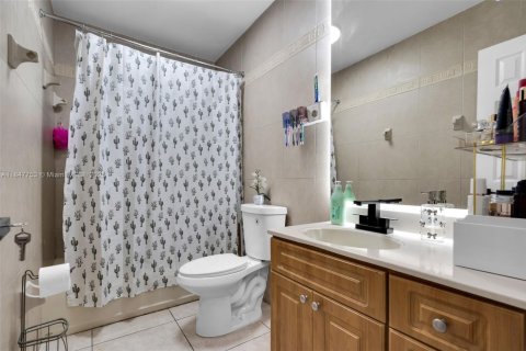 House in Hialeah, Florida 5 bedrooms, 172.8 sq.m. № 1848333 - photo 15