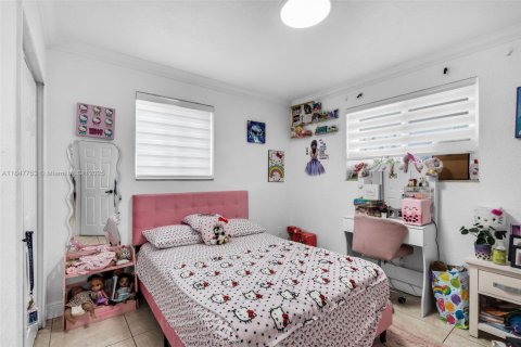 House in Hialeah, Florida 5 bedrooms, 172.8 sq.m. № 1848333 - photo 12