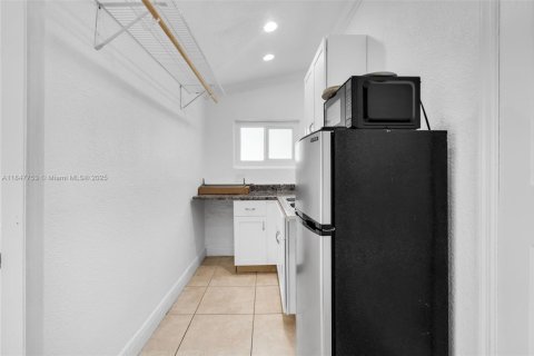House in Hialeah, Florida 5 bedrooms, 172.8 sq.m. № 1848333 - photo 26