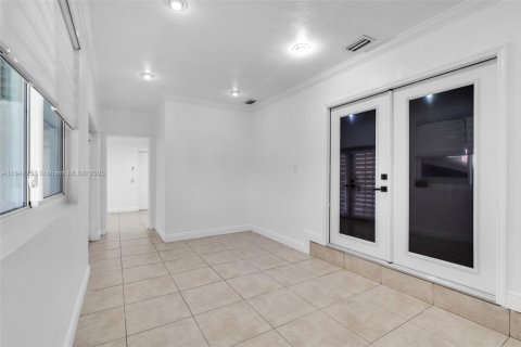 House in Hialeah, Florida 5 bedrooms, 172.8 sq.m. № 1848333 - photo 22