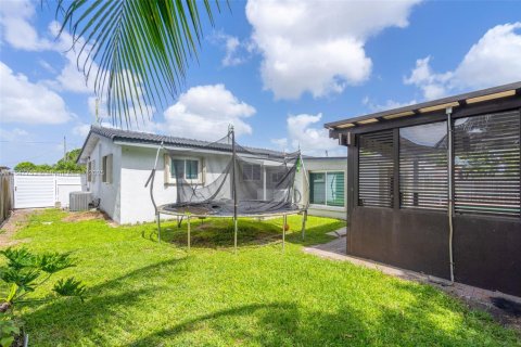 House in Hialeah, Florida 5 bedrooms, 172.8 sq.m. № 1848333 - photo 28