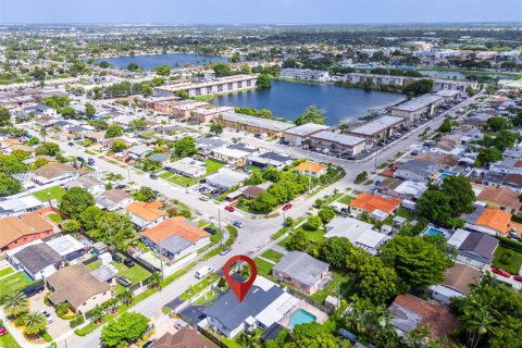 House in Hialeah, Florida 5 bedrooms, 172.8 sq.m. № 1848333 - photo 9