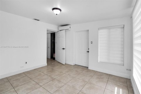 House in Hialeah, Florida 5 bedrooms, 172.8 sq.m. № 1848333 - photo 18