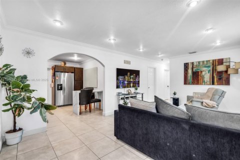 House in Hialeah, Florida 5 bedrooms, 172.8 sq.m. № 1848333 - photo 6