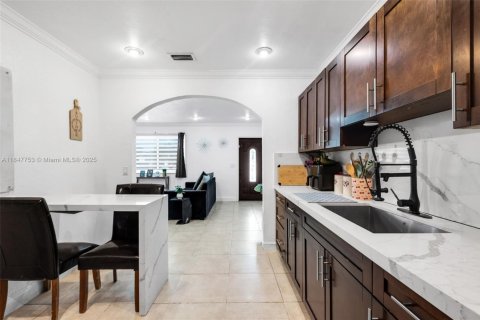 House in Hialeah, Florida 5 bedrooms, 172.8 sq.m. № 1848333 - photo 8