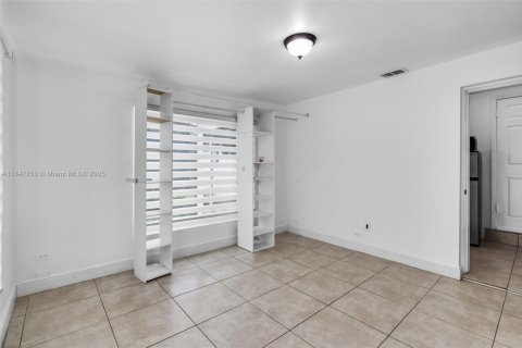 House in Hialeah, Florida 5 bedrooms, 172.8 sq.m. № 1848333 - photo 19