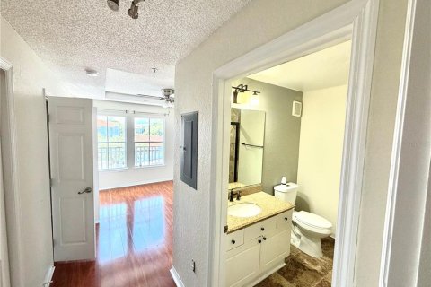 Condo in Tampa, Florida, 1 bedroom  № 2198835 - photo 10