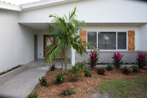 House in Saint Petersburg, Florida 3 bedrooms, 163.69 sq.m. № 2207218 - photo 3