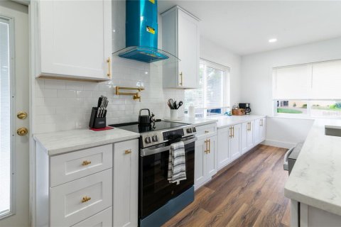 House in Saint Petersburg, Florida 3 bedrooms, 163.69 sq.m. № 2207218 - photo 15