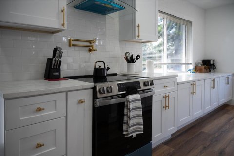 House in Saint Petersburg, Florida 3 bedrooms, 163.69 sq.m. № 2207218 - photo 20
