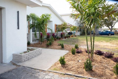 House in Saint Petersburg, Florida 3 bedrooms, 163.69 sq.m. № 2207218 - photo 7