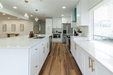 House in Saint Petersburg, Florida 3 bedrooms, 163.69 sq.m. № 2207218 - photo 12