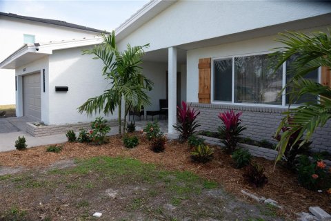 House in Saint Petersburg, Florida 3 bedrooms, 163.69 sq.m. № 2207218 - photo 4