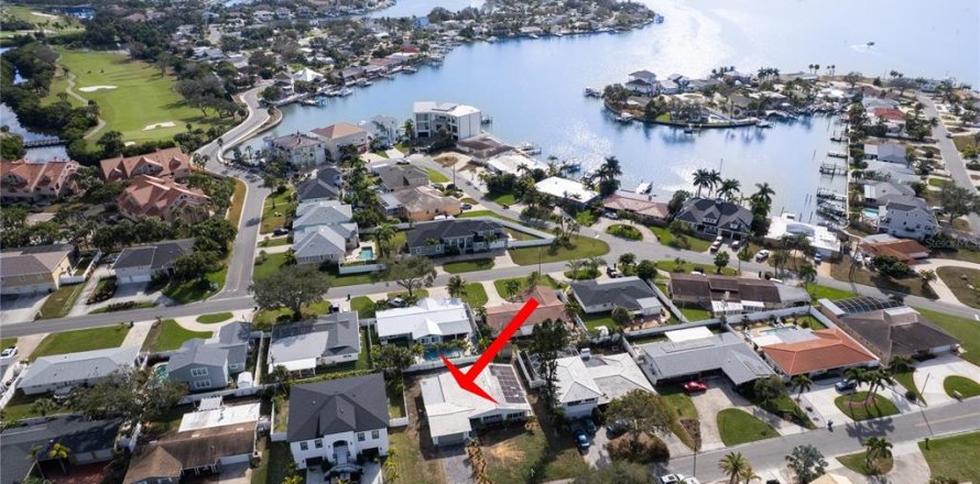 House in Saint Petersburg, Florida 3 bedrooms, 163.69 sq.m. № 2207218