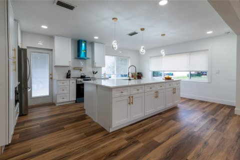 House in Saint Petersburg, Florida 3 bedrooms, 163.69 sq.m. № 2207218 - photo 9