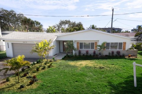 House in Saint Petersburg, Florida 3 bedrooms, 163.69 sq.m. № 2207218 - photo 2
