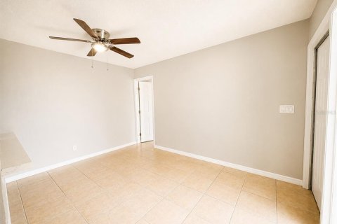 House in Tampa, Florida 3 bedrooms, 125.98 sq.m. № 2258644 - photo 5