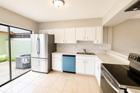 House in Tampa, Florida 3 bedrooms, 125.98 sq.m. № 2258644 - photo 8