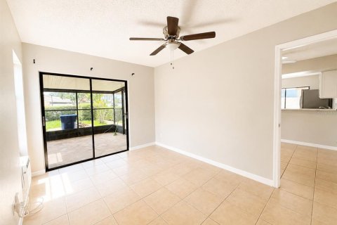 House in Tampa, Florida 3 bedrooms, 125.98 sq.m. № 2258644 - photo 7