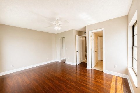 House in Tampa, Florida 3 bedrooms, 125.98 sq.m. № 2258644 - photo 16