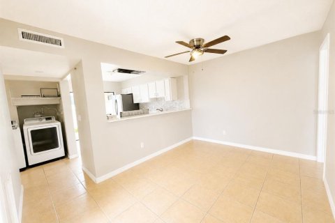 House in Tampa, Florida 3 bedrooms, 125.98 sq.m. № 2258644 - photo 4