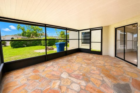 House in Tampa, Florida 3 bedrooms, 125.98 sq.m. № 2258644 - photo 3