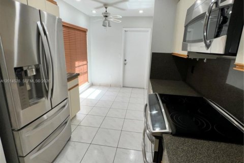 Townhouse in Doral, Florida 3 bedrooms, 163.42 sq.m. № 2076292 - photo 8