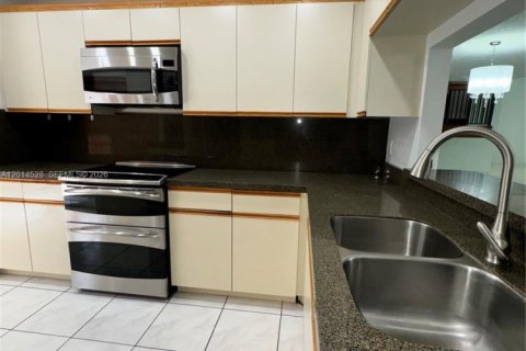 Townhouse in Doral, Florida 3 bedrooms, 163.42 sq.m. № 2076292 - photo 6