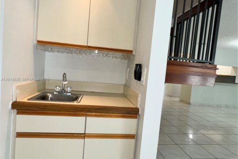 Townhouse in Doral, Florida 3 bedrooms, 163.42 sq.m. № 2076292 - photo 10