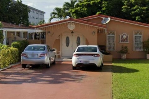 Dúplex en venta en Hialeah, Florida, 3 dormitorios, 121.89 m2 № 1911635 - foto 1