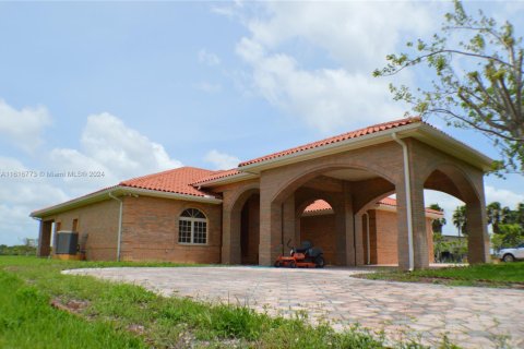House in Homestead, Florida 4 bedrooms, 261.33 sq.m. № 1870018 - photo 1