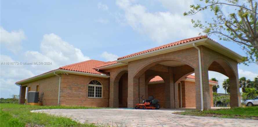 House in Homestead, Florida 4 bedrooms, 261.33 sq.m. № 1870018