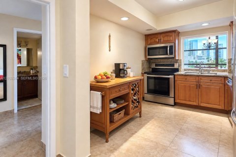 Condo in Hallandale Beach, Florida, 1 bedroom № 2406024 - photo 9