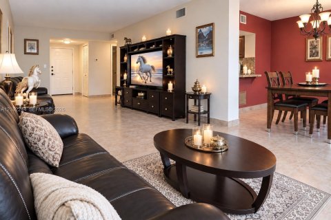 Condo in Hallandale Beach, Florida, 1 bedroom № 2406024 - photo 10
