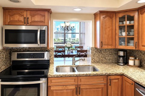 Condo in Hallandale Beach, Florida, 1 bedroom № 2406024 - photo 7