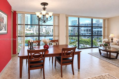 Condo in Hallandale Beach, Florida, 1 bedroom № 2406024 - photo 3