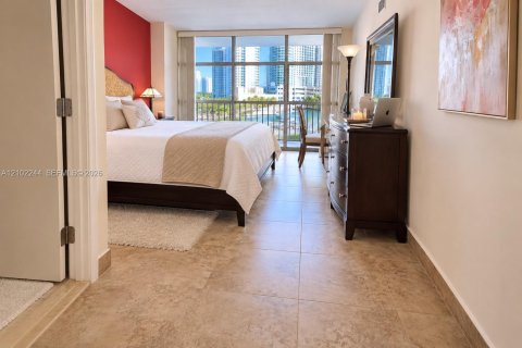 Condo in Hallandale Beach, Florida, 1 bedroom № 2406024 - photo 13