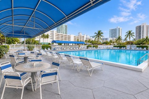 Condo in Hallandale Beach, Florida, 1 bedroom № 2406024 - photo 20