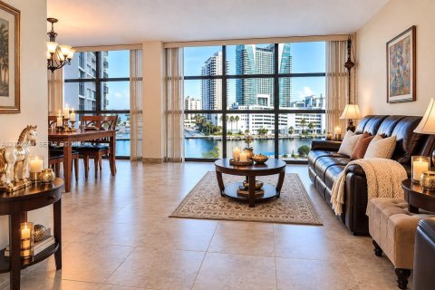 Condo in Hallandale Beach, Florida, 1 bedroom № 2406024 - photo 2