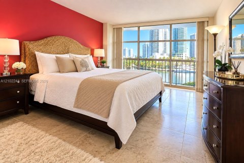 Condo in Hallandale Beach, Florida, 1 bedroom № 2406024 - photo 14