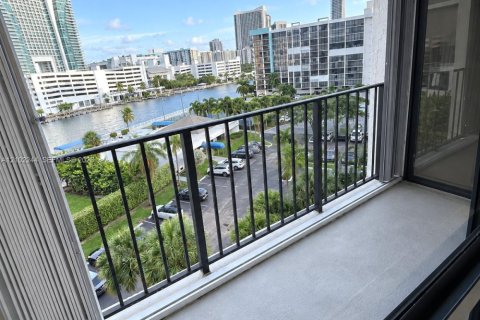 Condo in Hallandale Beach, Florida, 1 bedroom № 2406024 - photo 17